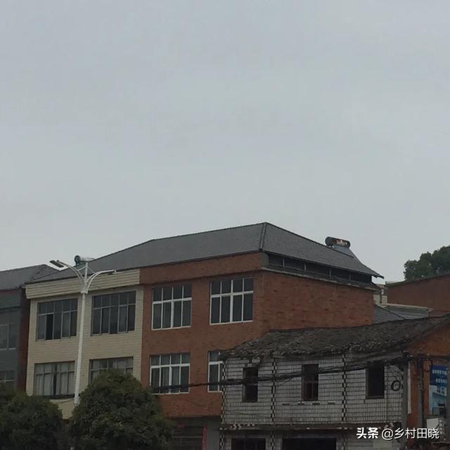 農(nóng)村自建房坡屋頂，用琉璃瓦還是樹脂瓦？看看內(nèi)行人的經(jīng)驗分享