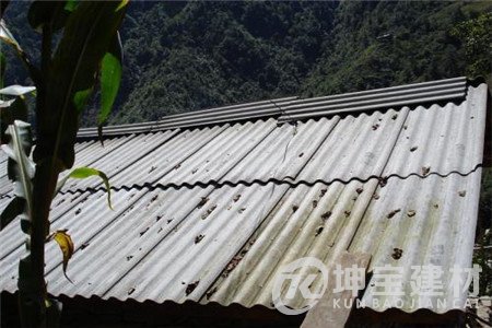 如何判斷自家屋頂上的石棉瓦是否要拆除？