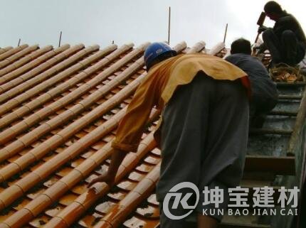 農村屋頂蓋琉璃瓦的坡度多少？多少錢一塊？安裝步驟是什么？