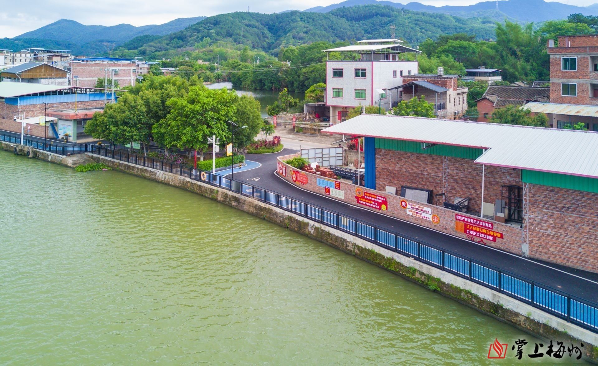 ↑長沙圩鎮(zhèn)碧道鋪設(shè)了瀝青并劃分跑道和自行車道，“顏值”再獲提升。（林翔 攝）