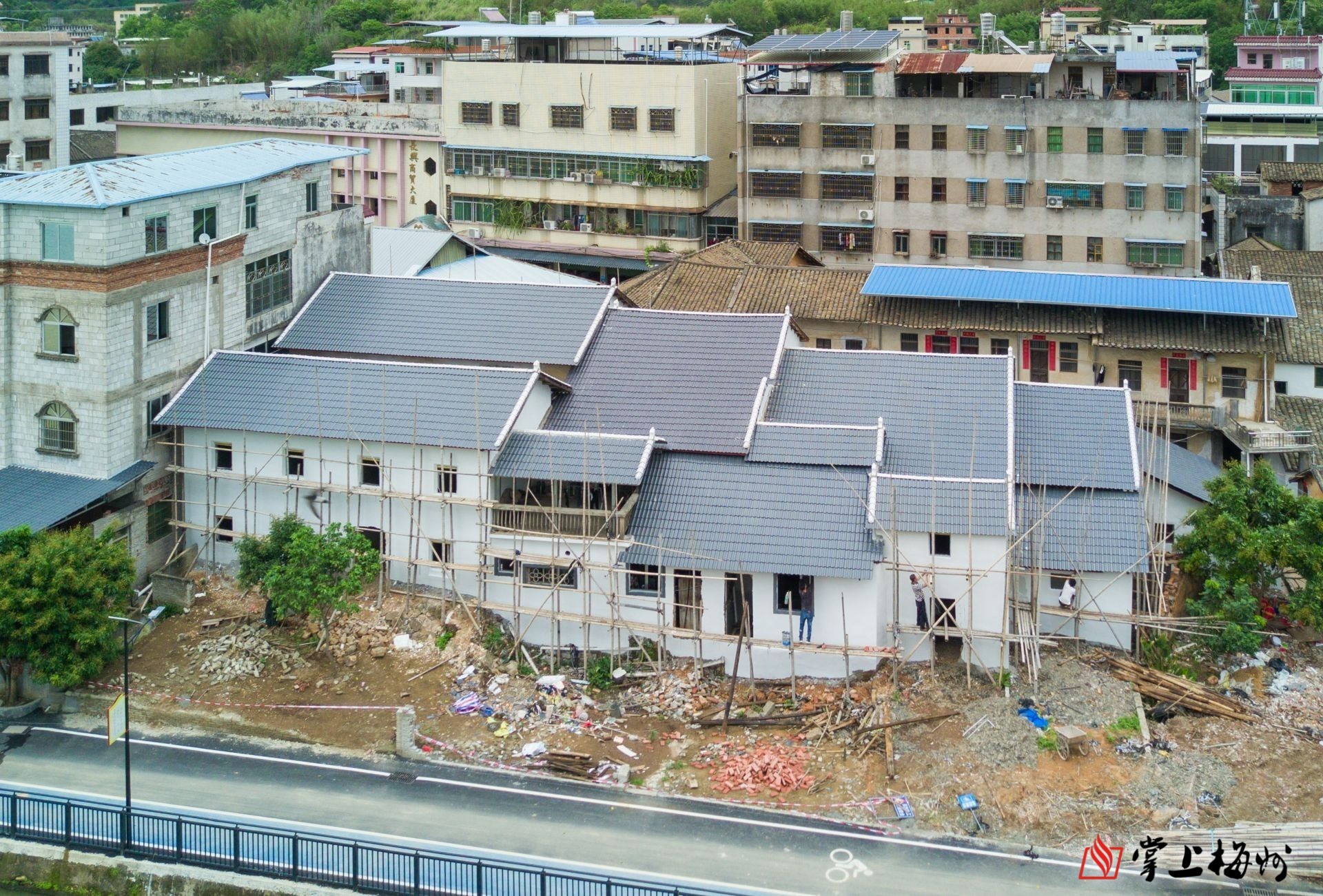 ↑村民將自家墻體粉刷一新，屋頂鐵皮瓦更換成樹脂瓦。（林翔 攝）